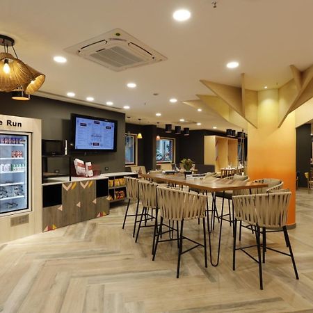 Hotel Ginger Surat Exterior foto