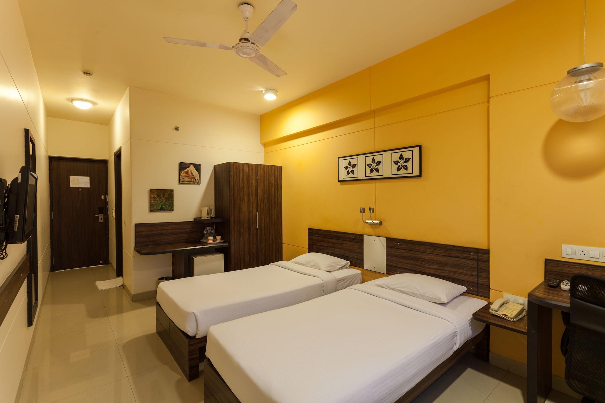 Hotel Ginger Surat Exterior foto