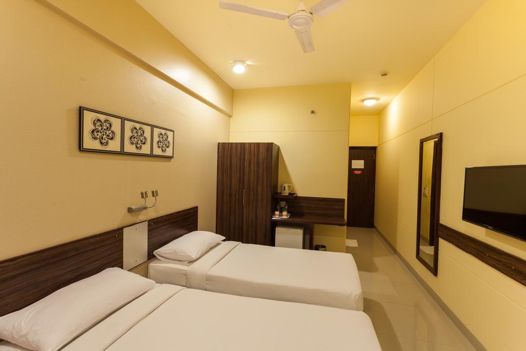 Hotel Ginger Surat Exterior foto