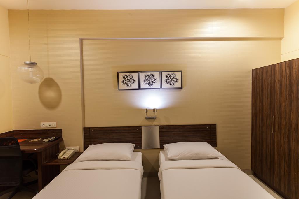 Hotel Ginger Surat Exterior foto