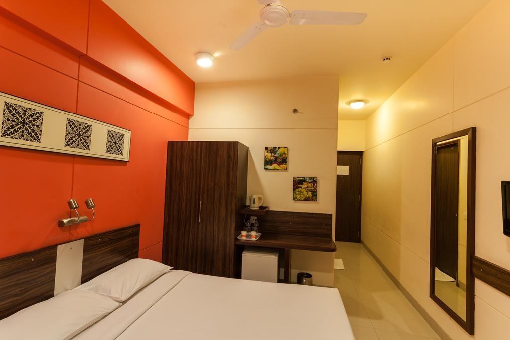 Hotel Ginger Surat Exterior foto
