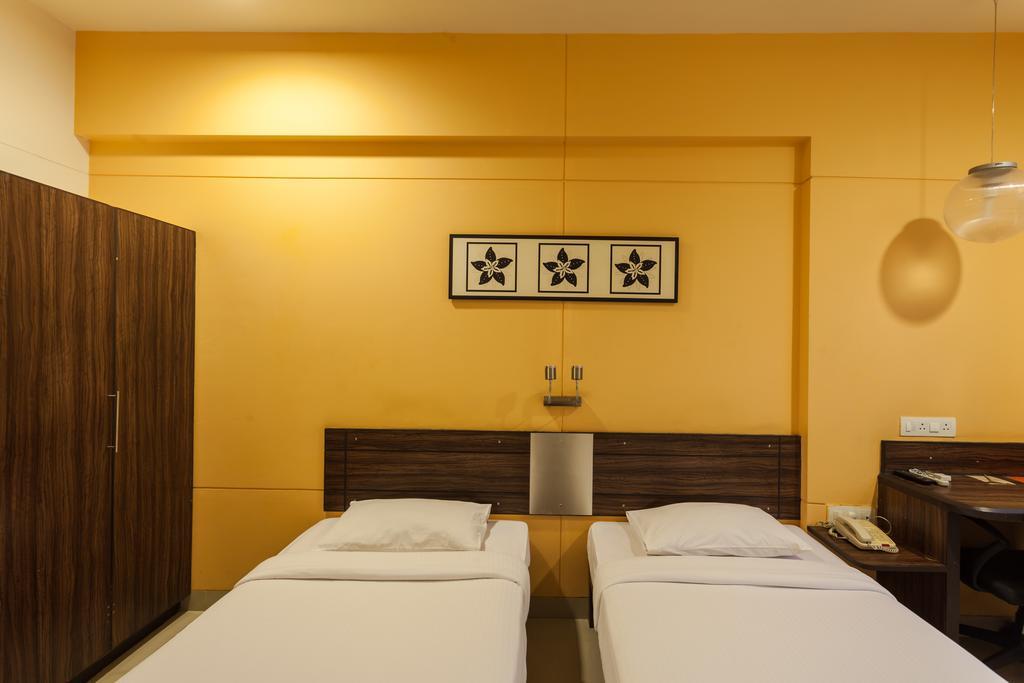 Hotel Ginger Surat Exterior foto