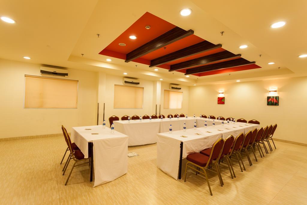 Hotel Ginger Surat Exterior foto