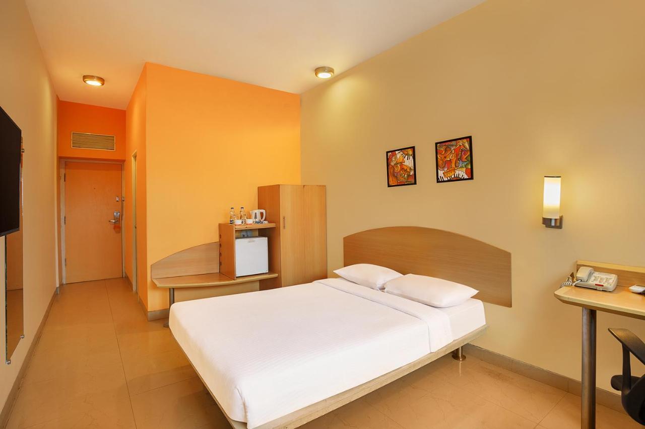 Hotel Ginger Surat Exterior foto